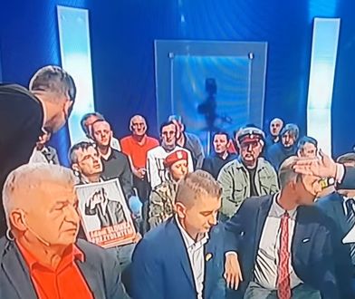 Awantura w programie TVP Info. Uczestnik debaty kopnął gościa w plecy