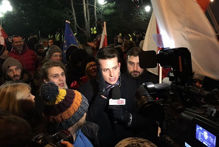 Demonstrujący pod Sejmem zagłuszają relacje TVP Info
