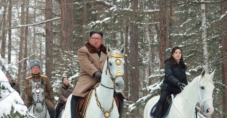 Korea Północna. Kim Dzong Un wybrał się na świętą górę. Tym razem z żoną