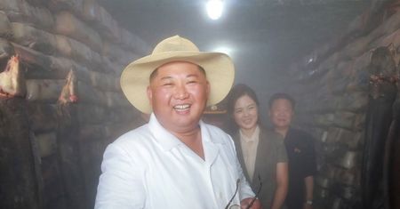 Promienny Kim zwiedza farmę sumów, a koreańskie media wzywają USA do zniesienia sankcji