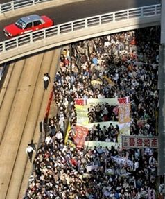 Dziesiątki tysięcy ludzi manifestowało nawołując do demokracji