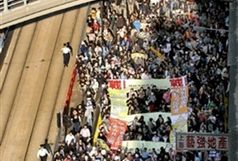 Dziesiątki tysięcy ludzi manifestowało nawołując do demokracji