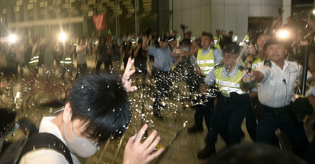 Szturm na budynki rządowe w Hongkongu. Demonstranci starli się z policją