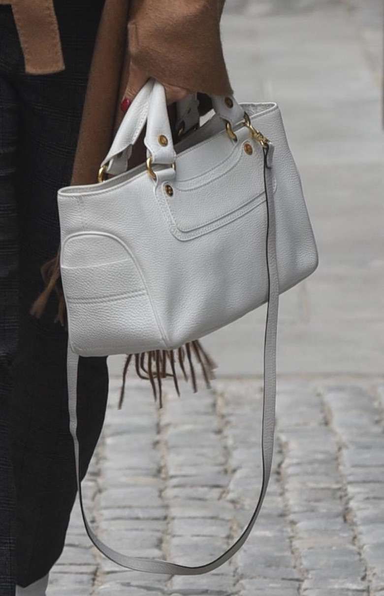 Kinga Rusin z białą torbą