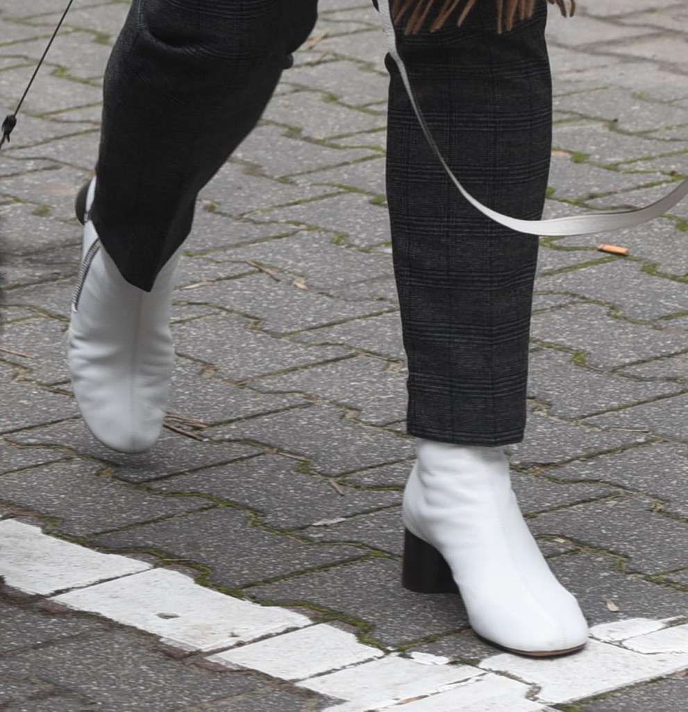 Kinga Rusin ma białe botki