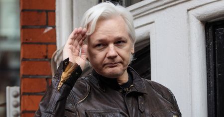 Kolejne ciosy w Donalda Trumpa. Miał proponować umowę Julianowi Assange'owi
