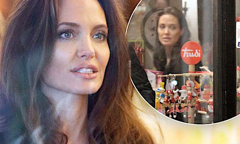 Angelina Jolie z dziećmi przyłapana w szale świątecznych zakupów! Dzięki paparazzi dokładnie wiemy, co włożyła do koszyka!