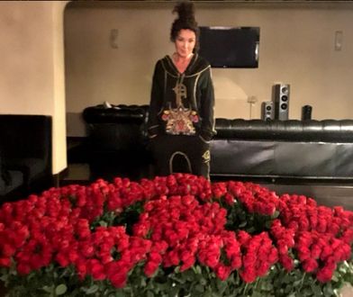 Ewa Minge obsypana różami przez męża. "Ma gest i stać go na ten gest"