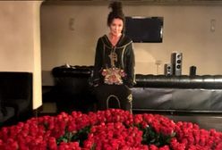 Ewa Minge obsypana różami przez męża. "Ma gest i stać go na ten gest"