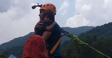 Skoczył na bungee z dwulatką bez zabezpieczeń. Oburzenie w sieci