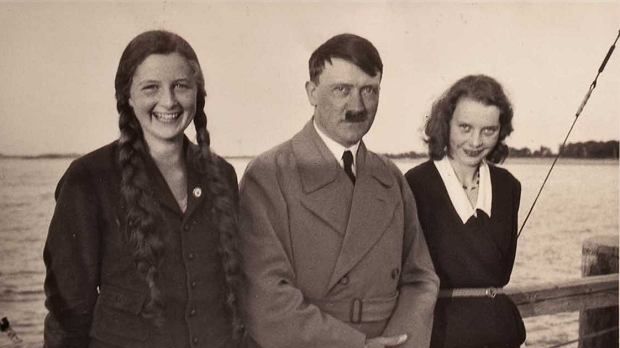 Radosna dziewczyna przy wuju straciła pogodę ducha i ostatecznie popełniła samobójstwo.