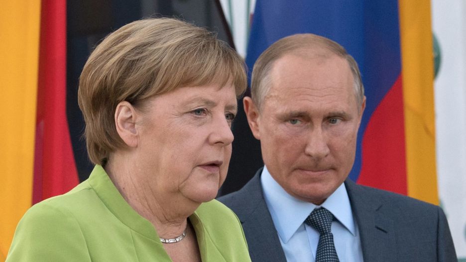 Władimir Putin dotarł na rozmowę z Angelą Merkel. To ich pierwsze spotkanie dwustronne w Niemczech od niemal pięciu lat