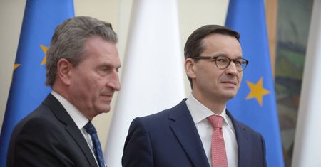Unia może odebrać PiS pieniądze przez sądy. Oettinger mówi wprost