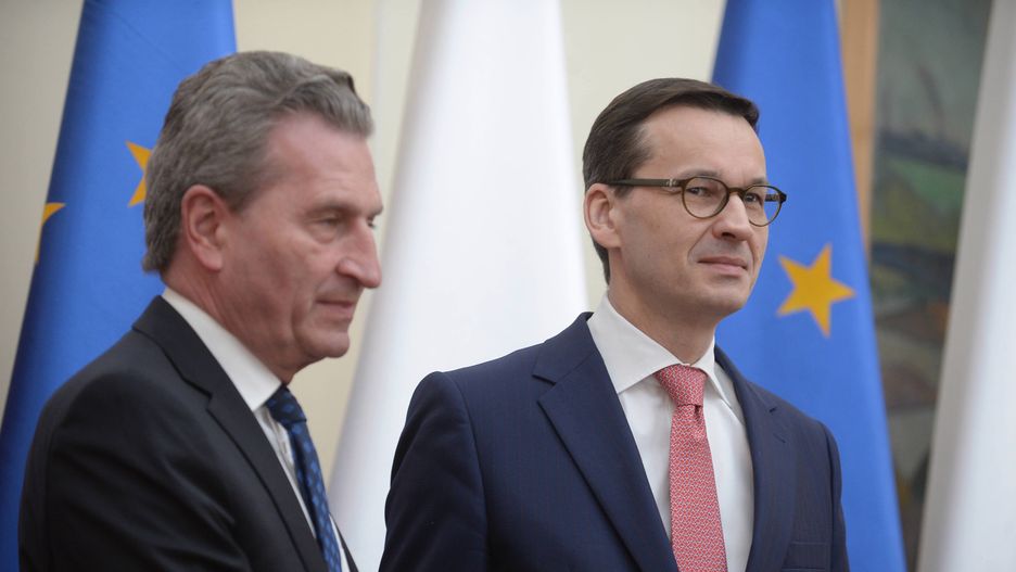 Słowa Oettingera zapowiadają gorące tygodnie dla premiera Mateusza Morawieckiego