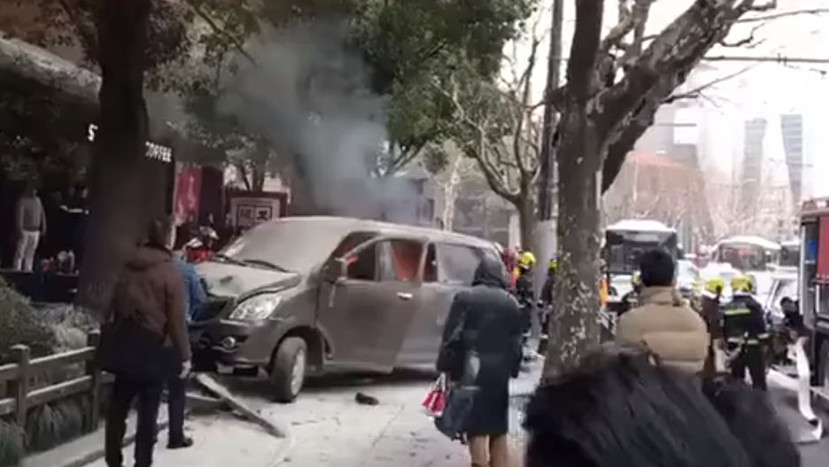 Bus przewożący butle z gazem wjechał w tłum w Szanghaju