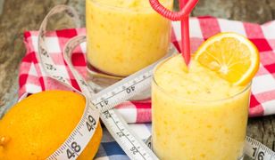 Żółte smoothie z mango i pomarańczy