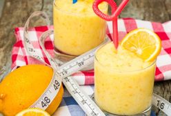 Żółte smoothie z mango i pomarańczy