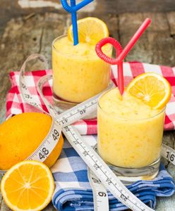 Żółte smoothie z mango i pomarańczy