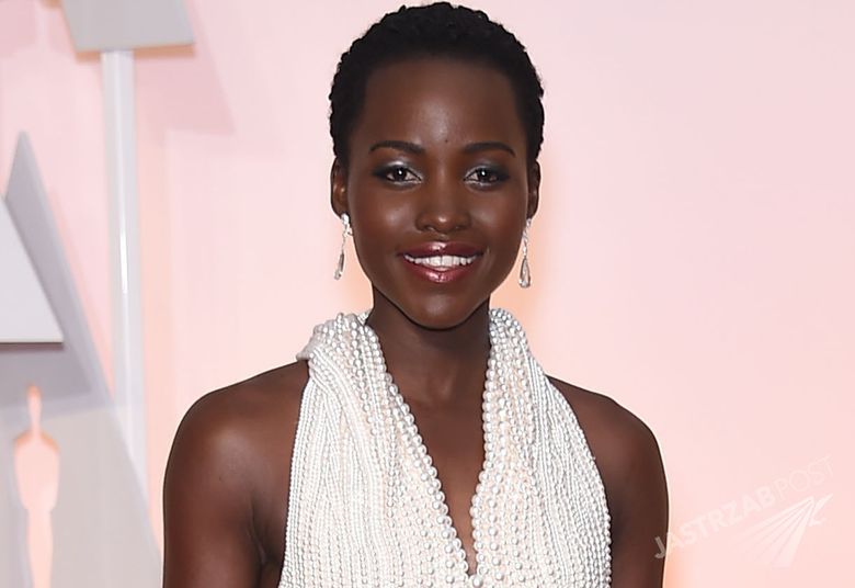 Lupita Nyong'o wybrała suknię o prostym kroju. Tym razem pierwsze skrzypce miały grać perły [zdjęcia]