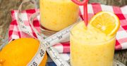 Żółte smoothie z mango i pomarańczy