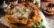 Langosze z sosem paprykowym i żółtym serem. Proste placki pełne smaku