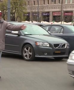 Samozwańczy parkingowi – pomagają, czy wyłudzają pieniądze?