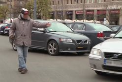 Samozwańczy parkingowi – pomagają, czy wyłudzają pieniądze?