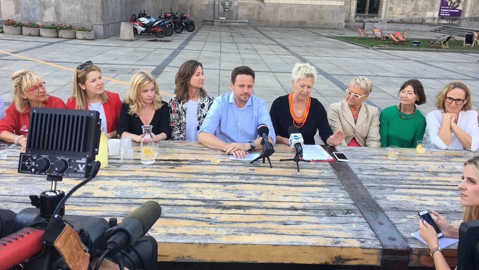 Kandydat Koalicji Obywatelskiej w otoczeniu działaczek stowarzyszenia Kongres Kobiet