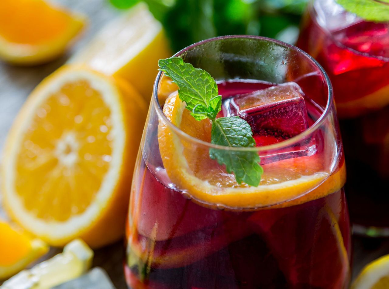 Domowa hiszpańska sangria. Ochłodzi i pysznie smakuje