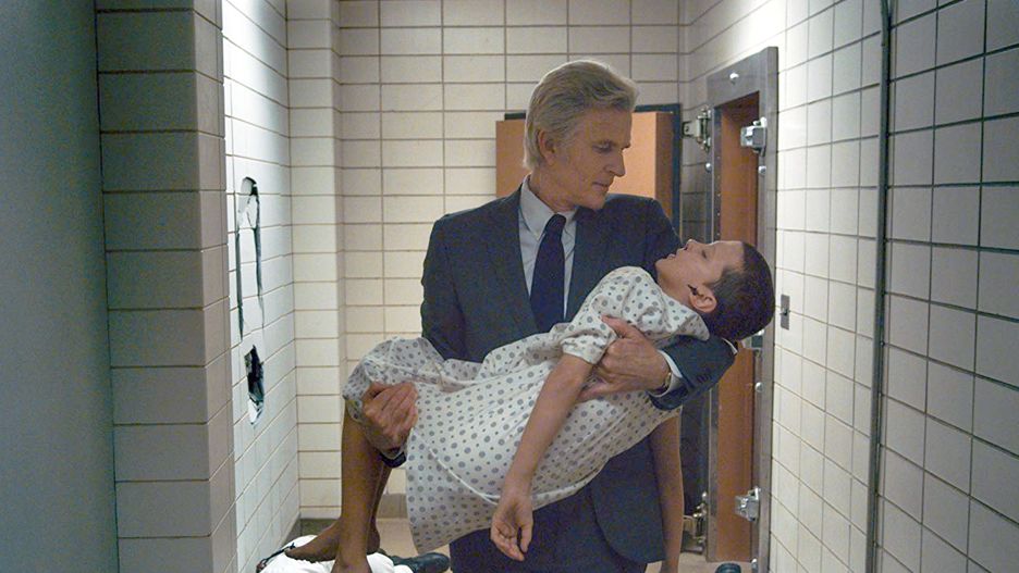 Martin Brenner (Matthew Modine) i Jedenastka (Millie Bobby Brown) w serialu "Stranger Things"