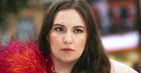 Lena Dunham zmaga się z nieuleczalną chorobą. Prawie codziennie chodzi o lasce