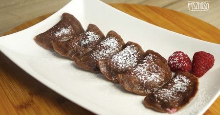 Czekoladowe pierogi z różowym farszem