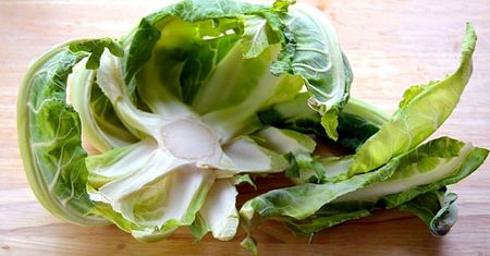 Nie wyrzucaj liści kalafiora, można przygotować z nich smaczną przekąskę. Przepis 'zero waste'