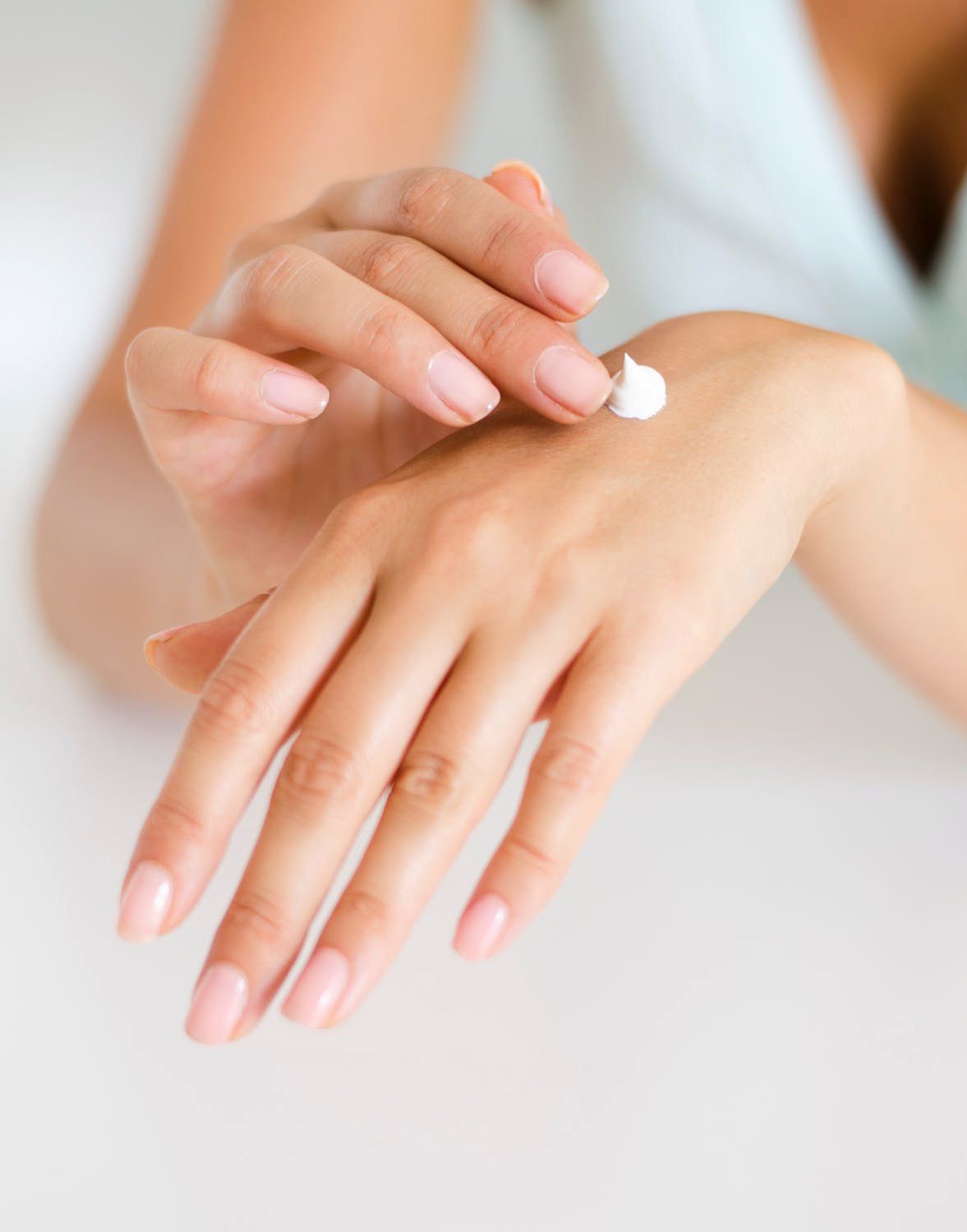Przesuszone dłonie – jak skutecznie poradzić sobie z suchą skórą dłoni?