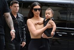 Kim Kardashian z córką na rękach!