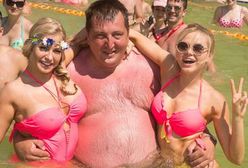 Wniebowzięty Adam Kraśko szalał na basenie z seksownymi Słowiankami