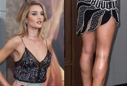 Zjawiskowa Rosie Huntington-Whiteley w kusej spódniczce