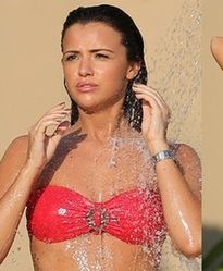 Lucy Mecklenburgh kusi w czerwonym bikini!