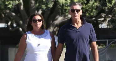 Pierce Brosnan na romantycznym spacerze z żoną!