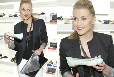 Agnieszka Kaczorowska lansuje się w sklepie obuwniczym!
