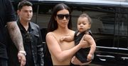 Kim Kardashian z córką na rękach!