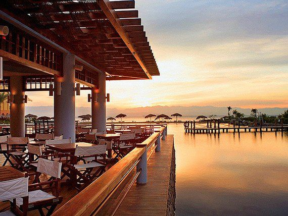 Taras hotelu Strand Taba Heights Beach & Golf Resort z widokiem na morze 