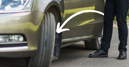 Oto dlaczego kierowcy zostawiają skręcone koła po zaparkowaniu auta