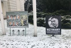 Mówią "nie" dla ekshumacji posła PO. Postawili tablicę, usunęła ją Straż Marszałkowska
