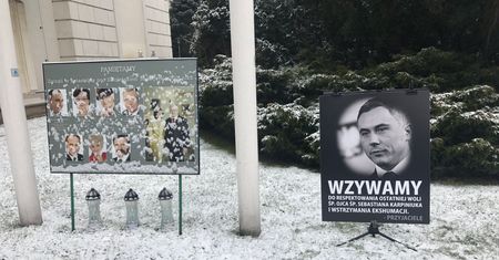 Straż Marszałkowska usunęła tablicę o ekshumacji. Sejm komentuje decyzję