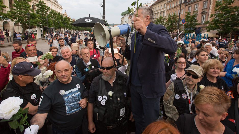 Władysław Frasyniuk wśród demonstrantów