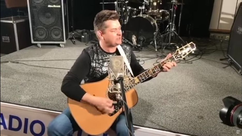 Chłopak z gitarą i milionami