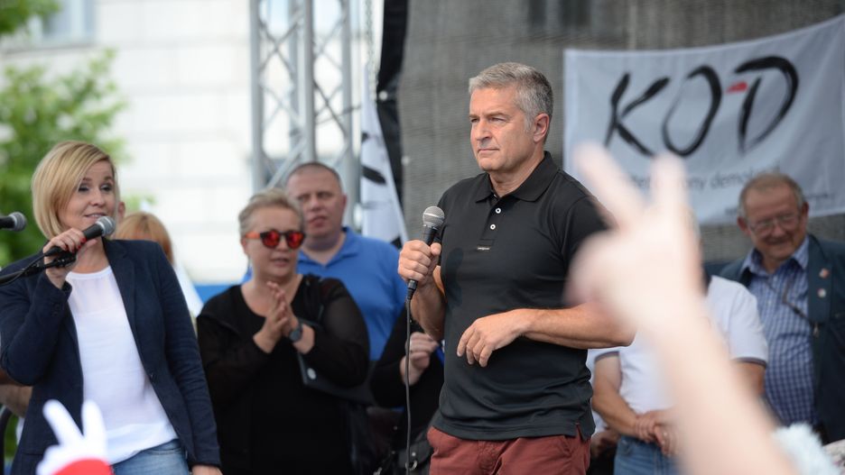 Władysław Frasyniuk na manifestacji przed Sejmem.
