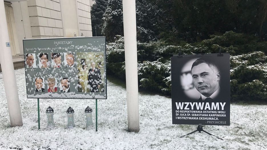 Tablica z wizerunkiem posła PO została usunięta przez Straż Marszałkowską 
