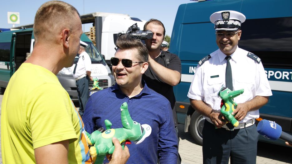 Zenon Martyniuk wręczał upominek porządnym kierowcom